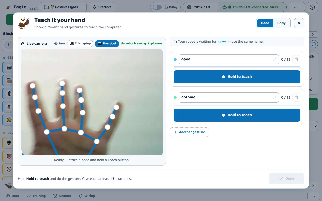 The hand recorder in Maker with The robot chosen as the eyes: the ESP32-CAM is connected over Wi-Fi and its own camera shows a hand with the 21 points drawn on it.